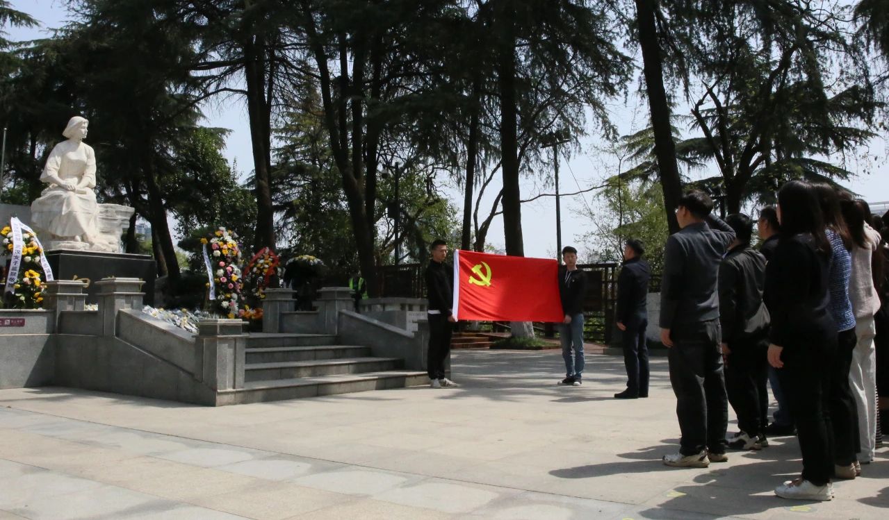 缅怀革命先烈 赓续红色精神丨j9国际集团党委组织开展清明祭扫主题活动